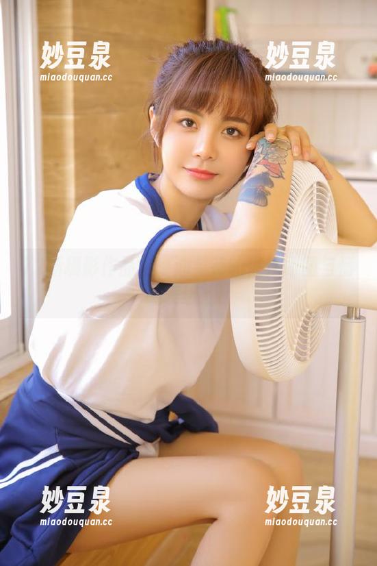 72斯摄影作品集：油菜花的惊艳原图与情感表达.txt