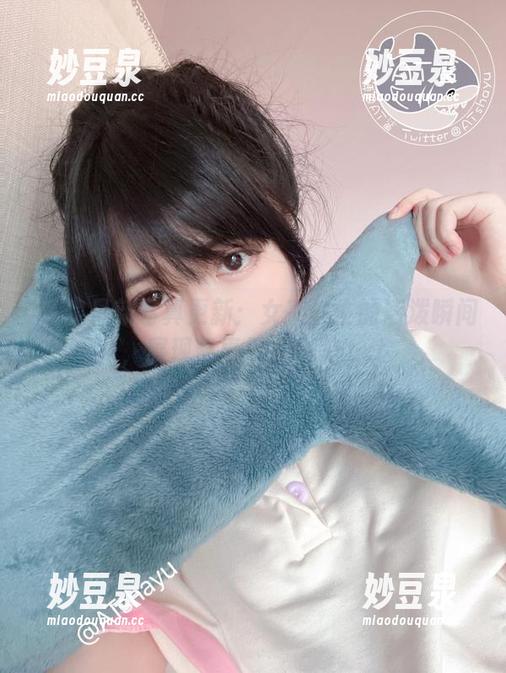 AT鲨 AT鲨最新写真更新:女高中生的活泼瞬间,展现青春无畏之美.txt