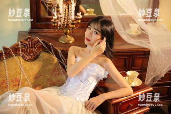 Feilin嗲囡囡 - 探索高清施忆佳KITTY白色图包，感受冬日浪漫与自然之美。.txt