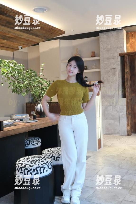 Feilin嗲囡囡 - 体操服里的欣欣Rubybaby：精选写真展现年轻活力与优雅气质.txt