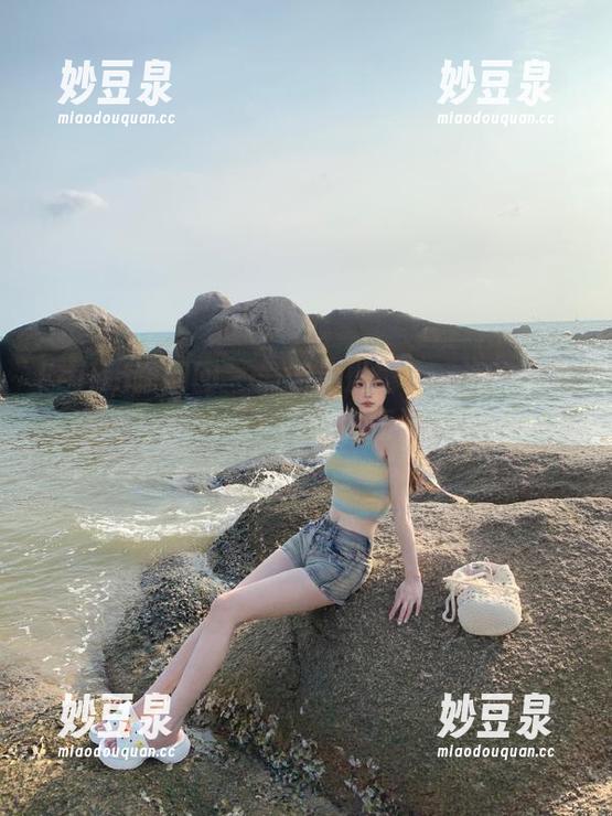 Feilin嗲囡囡 - 最新潘琳琳ber海边写真，高清图片记录下的迷人海洋与阳光.txt