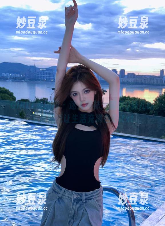 GIRLT果团网 - 迷人网袜：蜜桃Q妹儿的写真墙纸让生活充满色彩.txt