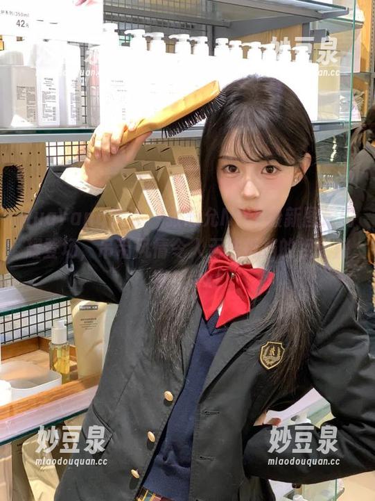 HuaYang花漾 - 张思允Nice最新图库闪耀登场，吊带风情令人无法抵挡的视觉盛宴！.txt