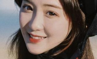 HuaYang花漾 - 职场女神降临：张思允Nice制服图集分享，快来感受她的魅力！.txt