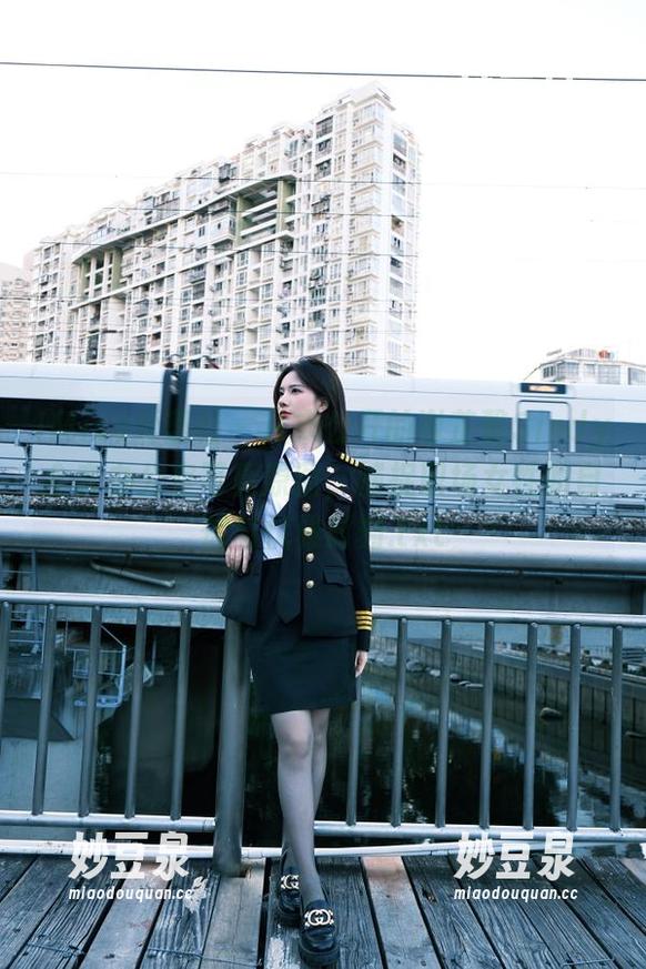 IMiss爱蜜社 - 从未公开的谢芷馨Sindy全套办公室写真原图，捕捉职场女性的自信与优雅时刻.txt