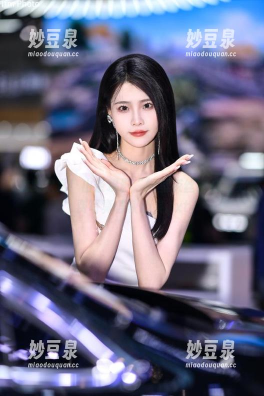 放肆欣赏！山茶摄影“教室灰丝学妹”免费写真俘获心灵.txt