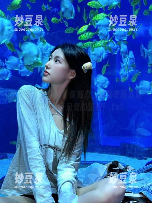 感受兔耳女仆的甜蜜魅力，喵糖映画私房图包为你开启爱的旅程！.txt