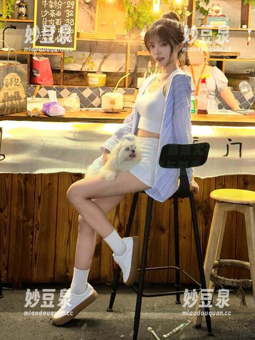 SIW斯文传媒 - 精致壁纸：嘉慧无袖制服七分裤摄影合集，展现优雅与时尚并存的魅力.txt