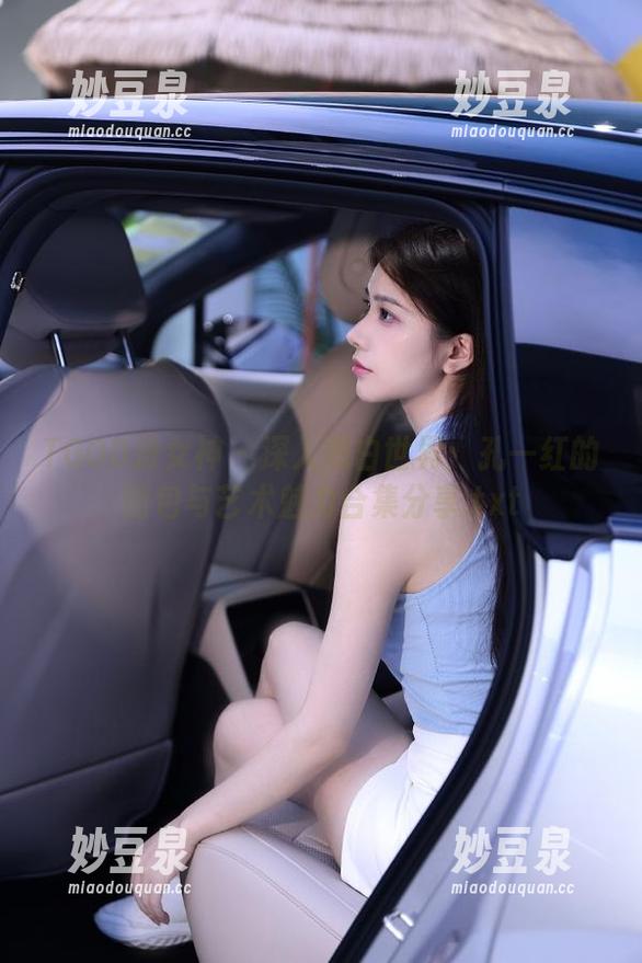 TGOD推女神 - 深入黑白世界：孔一红的图包与艺术魅力合集分享.txt