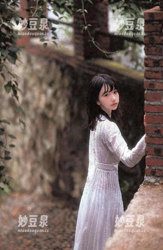 UGirls尤果网 - 梦幻筱慧红裙写真作品集：将唯美与真实结合，分享每幅动人原图的故事.txt