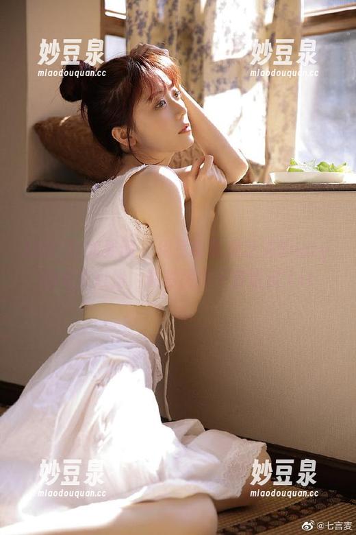 UGirls尤果网 - 用写真展现芝芝Booty的毛衣风情，精彩图册不容错过.txt