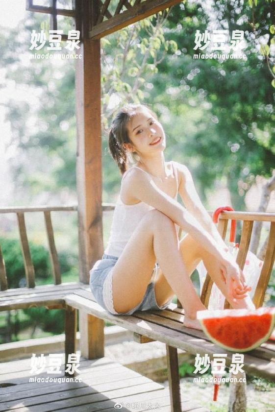 XIAOYU语画界 - 梦心玥撩人丝袜写真：每张图片都透露出无尽的诱惑与优雅.txt