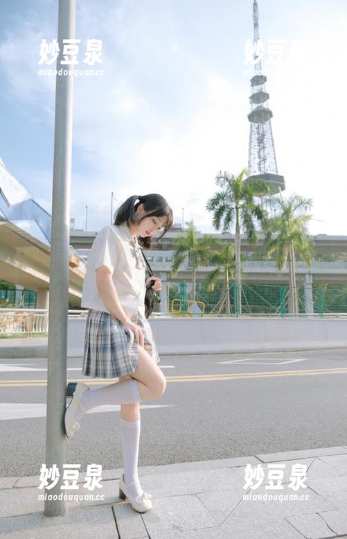 XINGYAN星颜社 - 雪千寻教室里的美图：一场充满自嘲与欢笑的图集之旅.txt