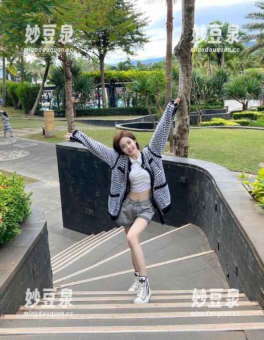 Xiuren秀人网-千夜未来 Xiuren秀人网 - 一起欣赏千夜未来的红裙私房图集,演绎不一样的梦幻.txt