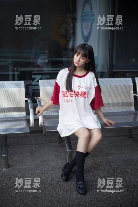 Xiuren秀人网 - 周周不吃香菜泳池全集：追踪她在水中的迷人作品与瞬间.txt