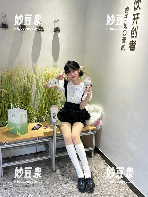 Xiuren秀人网 - 奶芙乔乔短裙图包合集：她的每一条裙子都在说故事.txt
