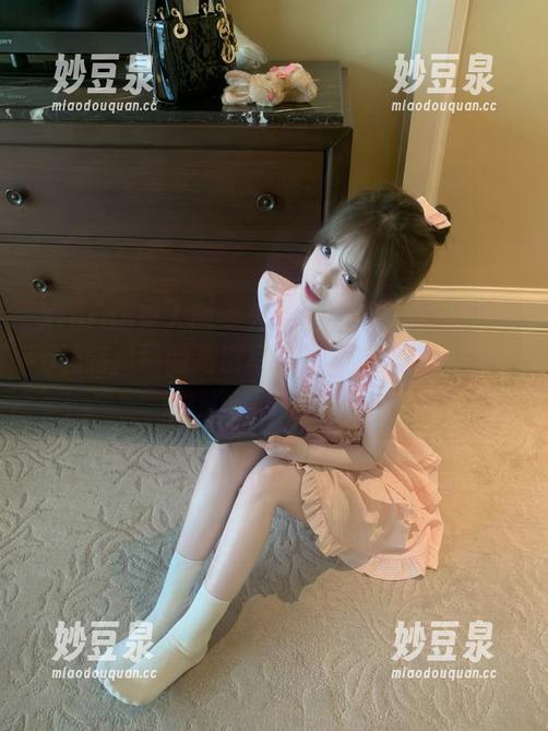 Xiuren秀人网 - 艺术的碰撞：杏子Yada独特风格的高清写真集，带你领略美脚的迷人魅力！.txt
