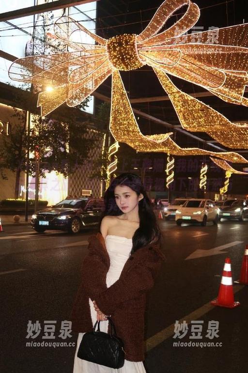 Xiuren秀人网 - 踏上王雅姗是我的在线裸足写真之旅，沉浸在她独特视角下的自然与艺术完美融合！.txt