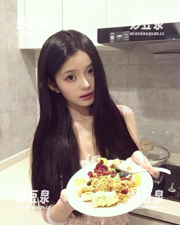 Xiuren秀人网 - 跟随糯美子mini的步伐，发现最新职场秘书童颜图集的无尽魅力！.txt