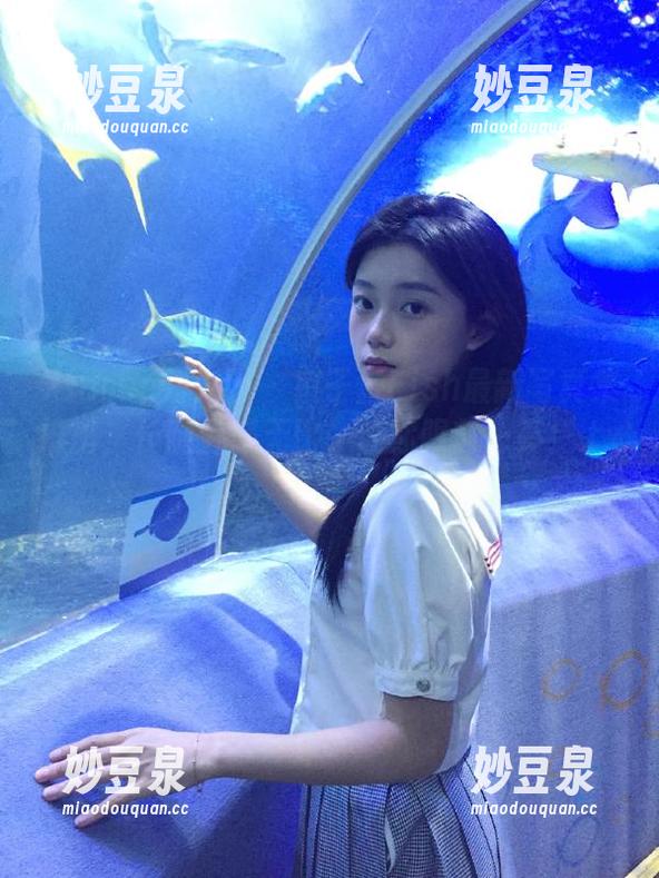 Xiuren秀人网 - 鱼子酱Fish最新写真集推出，长腿魅惑无比，让你眼前一亮！.txt