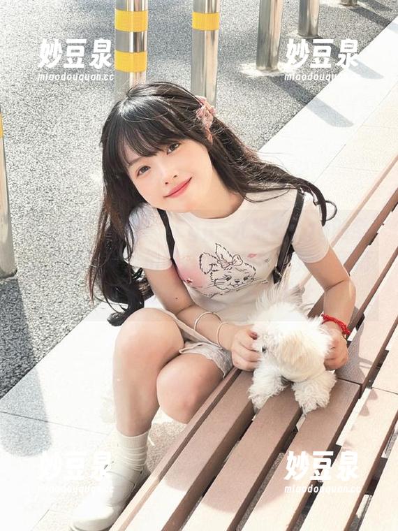 YouMi尤蜜荟 - Egg_尤妮丝Egg的全套礼服写真，拍照时你以为的是她的表情，其实是裤子太紧了！.txt