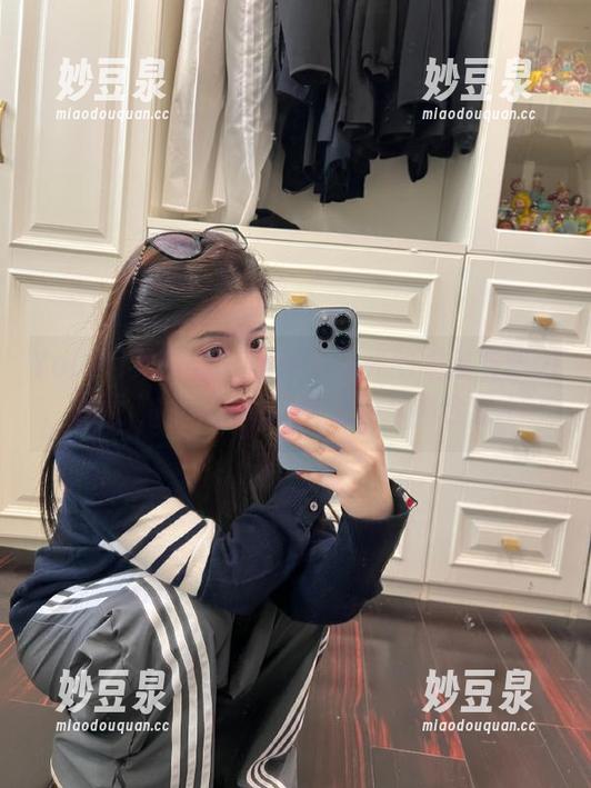 YouMi尤蜜荟 - 感受无圣光的细腻与张力，探索“lingyu69女友”写真合集.txt