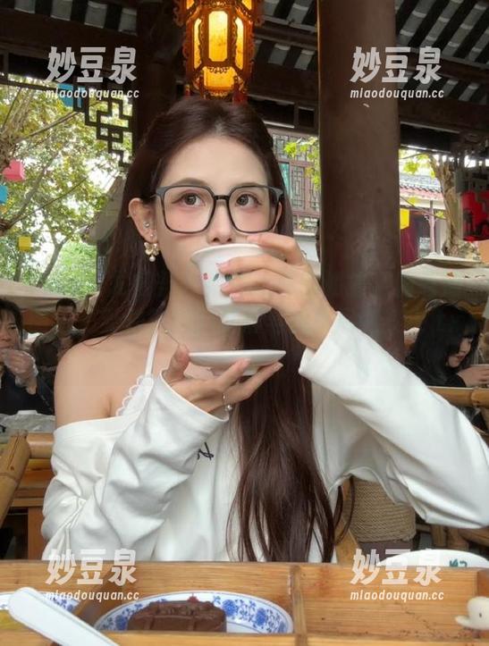 YouMi尤蜜荟-奶瓶土肥圆 YouMi尤蜜荟 - 奶瓶土肥圆姐姐全新高清图包,无法抗拒的可爱与优雅尽在其中.txt