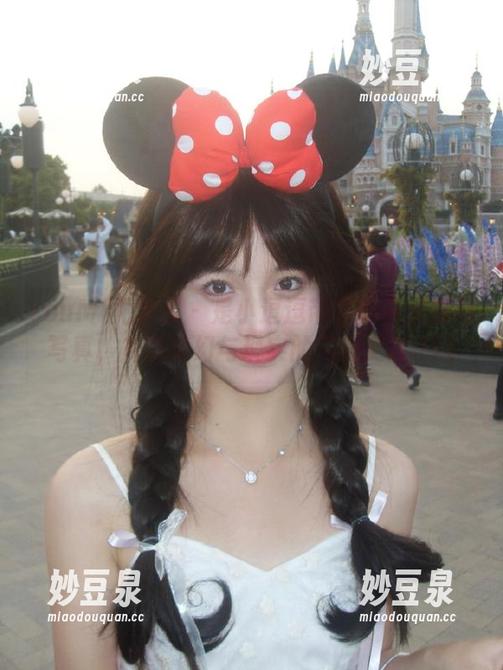 YouMi尤蜜荟 - 是小逗逗带来的灰丝福利写真，充满梦幻与现实的完美交融.txt