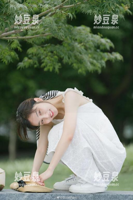 pans - 尽情欣赏妮妮网袜写真，带你领略美图与壁纸的完美结合！.txt