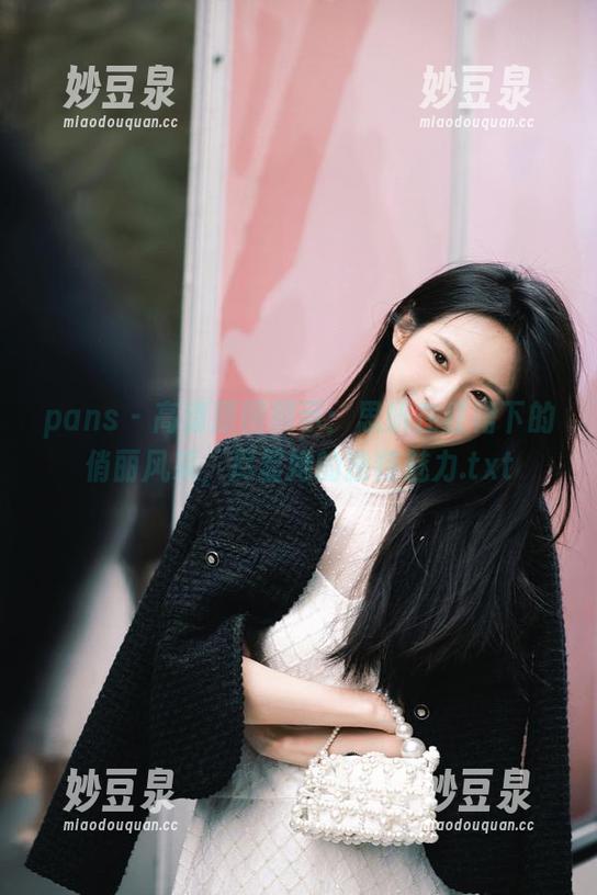 pans - 高清原图展示：思妍在红裙下的俏丽风采，尽显她的独特魅力.txt