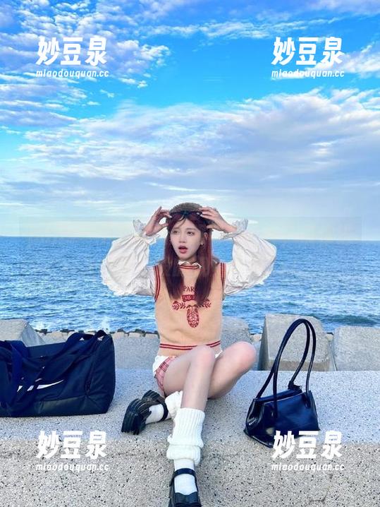 pans - 下载折折制服写真全套，带你进入她梦幻般的视觉世界.txt