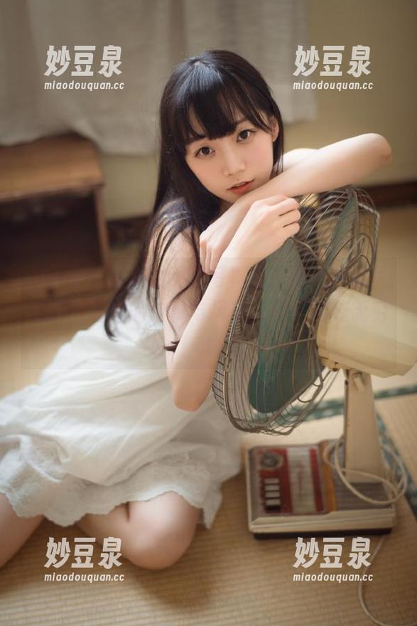 pans - 狐狸的制服写真集：每一张图片都讲述着她的故事与风格，令人回味无穷！.txt