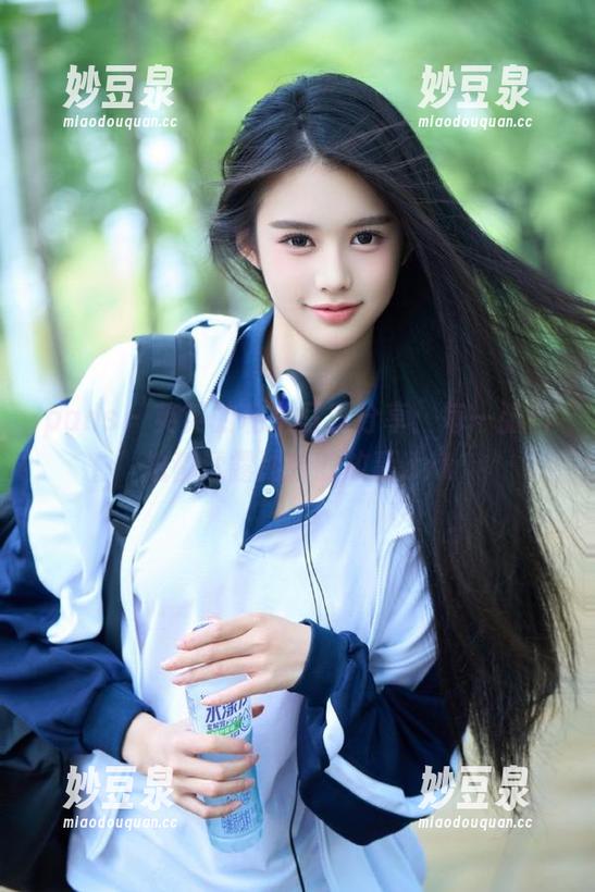 pans - 英英的私拍写真分享：每一张自拍都透露独特的故事.txt