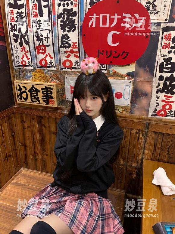 丽柜 - AMY丝袜风情万种，独家原图与生动图片一览无余，快来欣赏吧！.txt