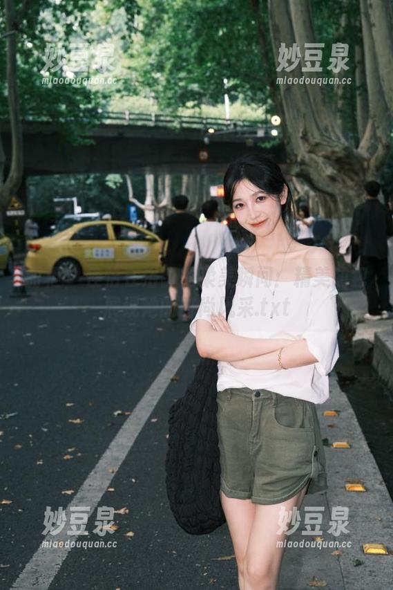 丽柜 - 佳怡在浴缸的柔美瞬间：精美图包展现她的时尚风采.txt