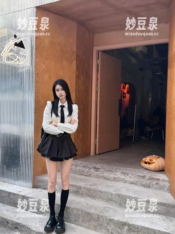 丽柜 - 免费分享：司琪最新灰丝作品照，绽放独特魅力！.txt