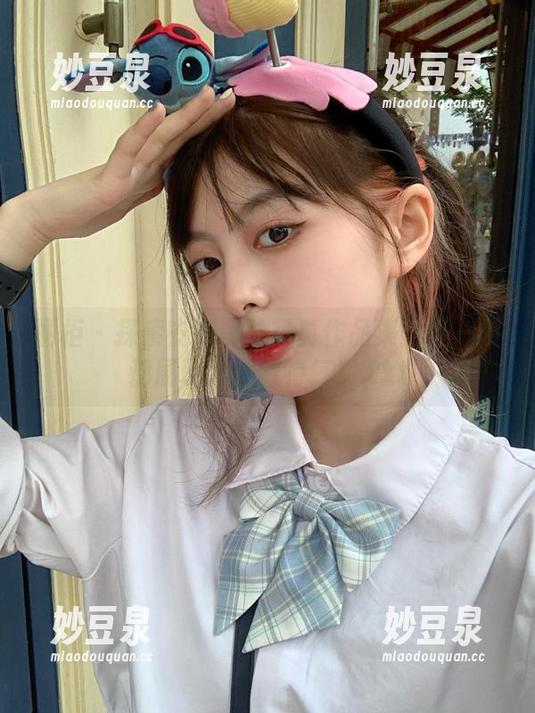 丽柜 - 探索安娜黑丝写真作品集：每一帧都展现她的独特气质.txt