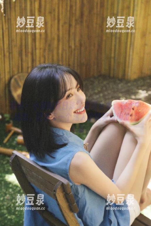 丽柜 - 小唐的夏日泳池套图合集：在水中嬉戏，记录每一个迷人的微笑瞬间.txt