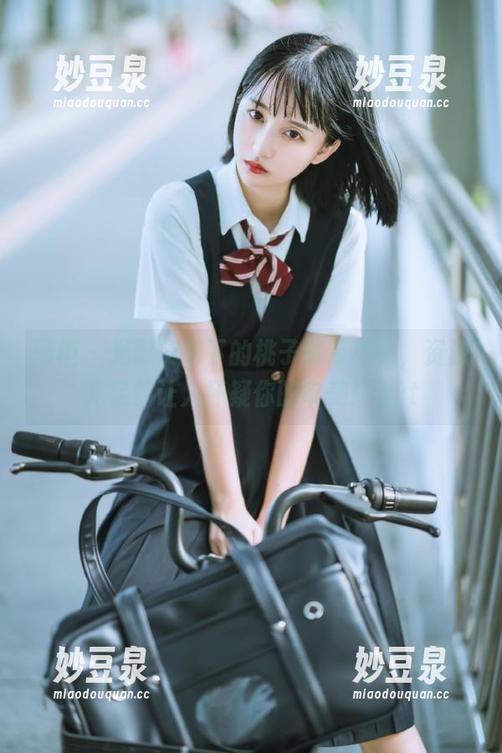 丽柜 - 光影交织下的桃子吊带写真，资源充足却让人怀疑你的审美！.txt