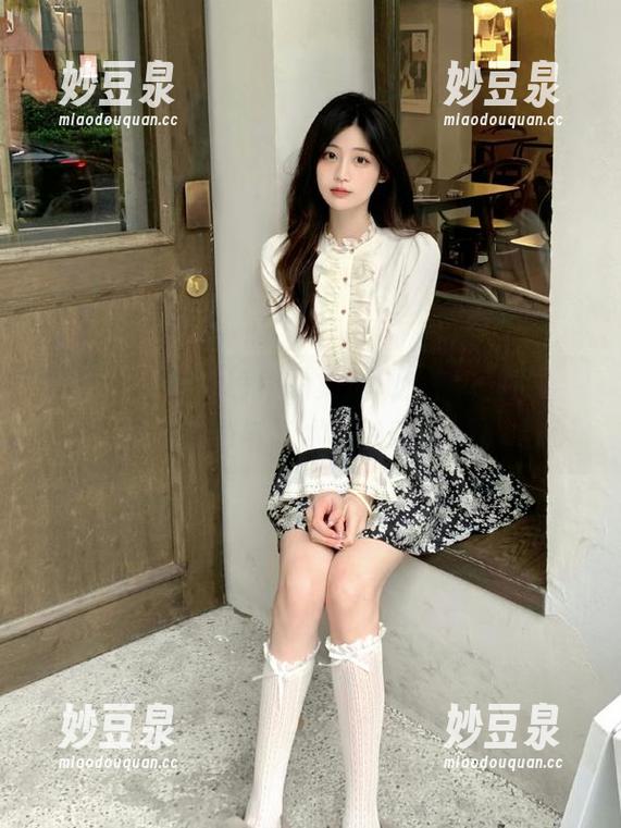 丽柜 - 甜甜黑色作品集展现：深入原图，感悟她对时尚与艺术的独特理解！.txt