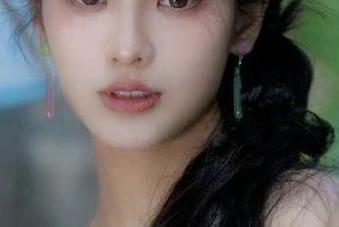 丽柜 - 醉美天台：钟晴为你呈现高清写真，探索城市天际线的独特魅力.txt