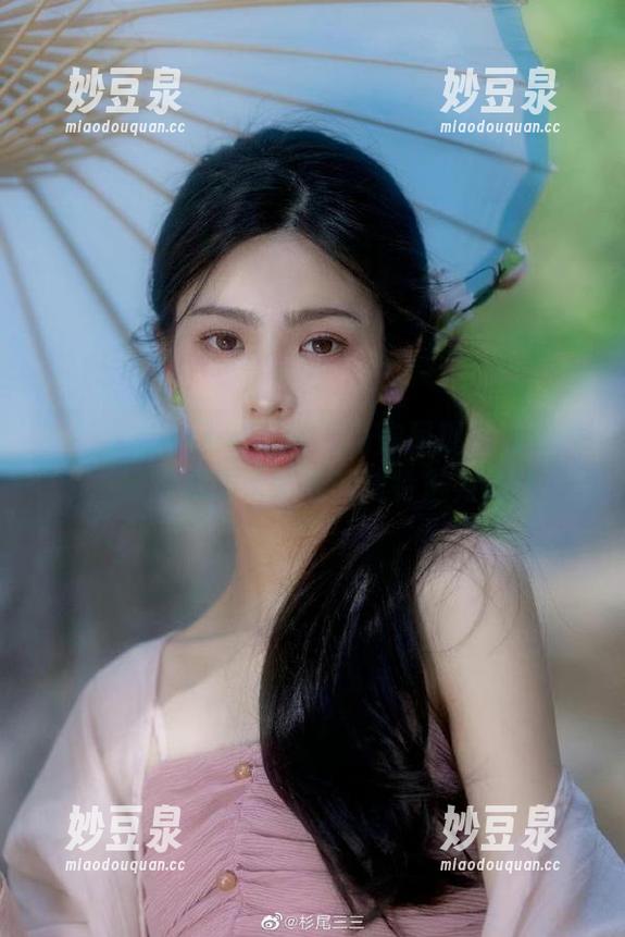 丽柜 - 醉美天台：钟晴为你呈现高清写真，探索城市天际线的独特魅力.txt