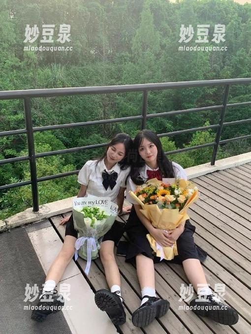 丽柜 - 黄芬连衣裙时尚合集：精彩照片集锦让你心动不已.txt