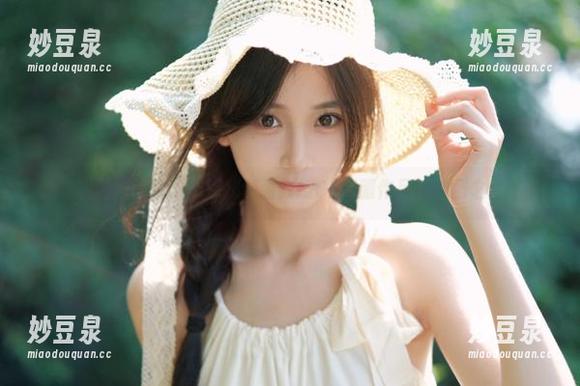 九柒喵的影像艺术：探秘笑面教授OL制服作品的独到之处.txt