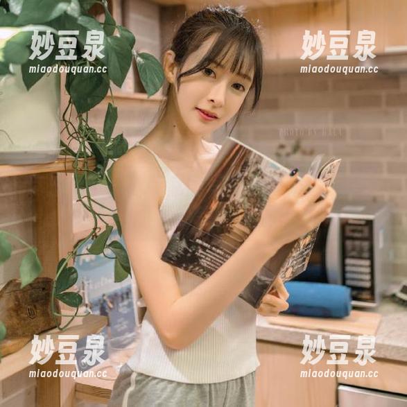 克拉女神-杨暖 克拉女神 - 泳装私房写真中的杨暖:探索美与个性的完美结合.txt