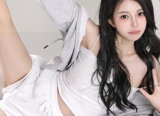 克拉女神 - 珊珊的连衣裙写真原图全分享，捕捉她的美丽瞬间与风采.txt