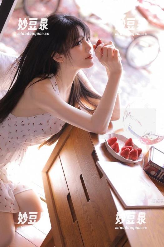 克拉女神 - 黑色之美：瑞莎的原图与照片展现出迷人的氛围.txt
