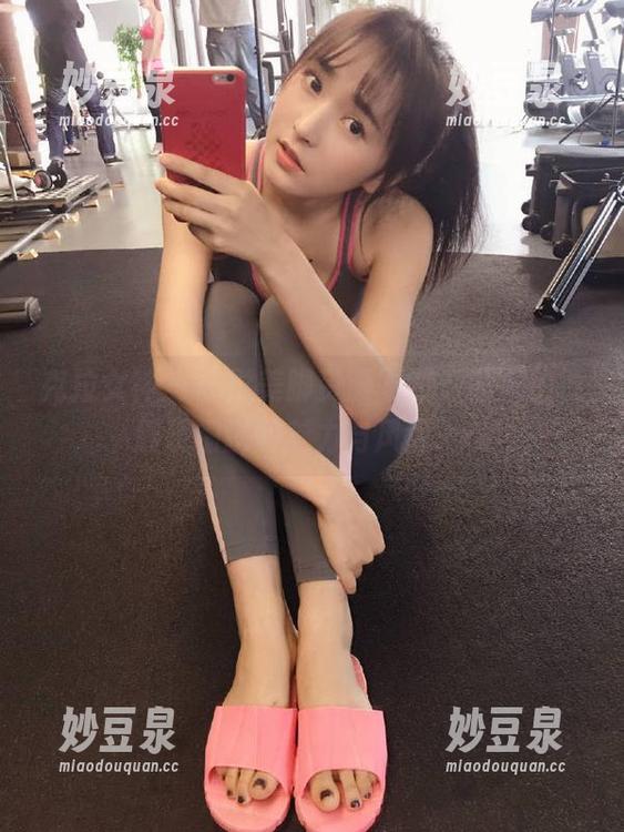 克拉女神 - 舒彤美脚资源收藏，私人拍摄展现细腻的魅力与风度.txt