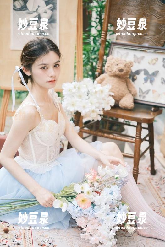克拉女神 - 探秘薇薇泳池写真图册：旖旎泳姿，夏日梦幻之旅.txt