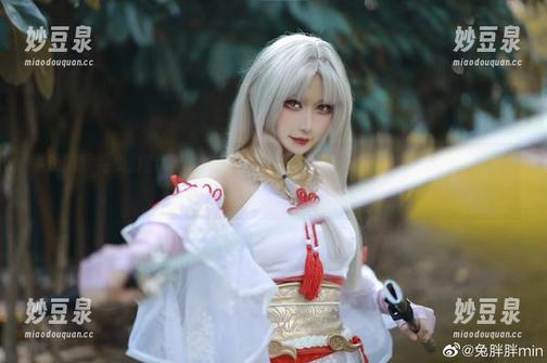 零距离欣赏兔胖胖min女神的高清写真，迷人照片让你心动不已！.txt